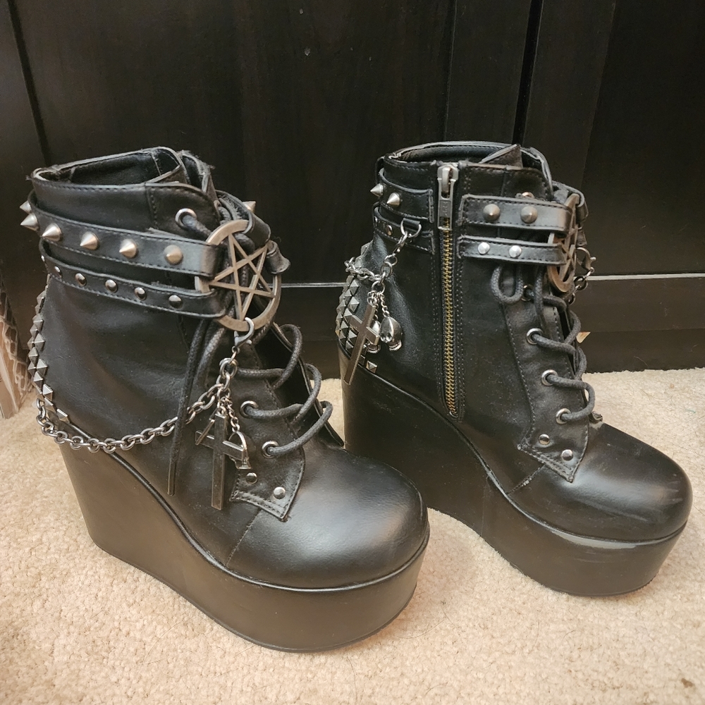 Demonia Poison Wedges size 7